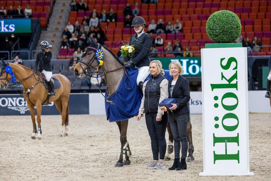 Linn Arvidsson och Glenmorangie under prisutdelningen. Foto: Roland Thunholm