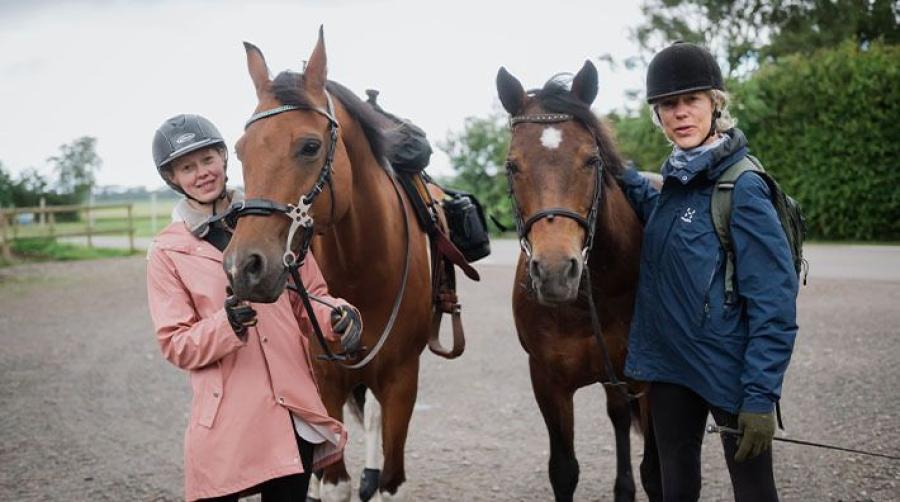 Louise Andell Ebbesson med Fate och Maria Enev med Juvel är redo för avfärd.