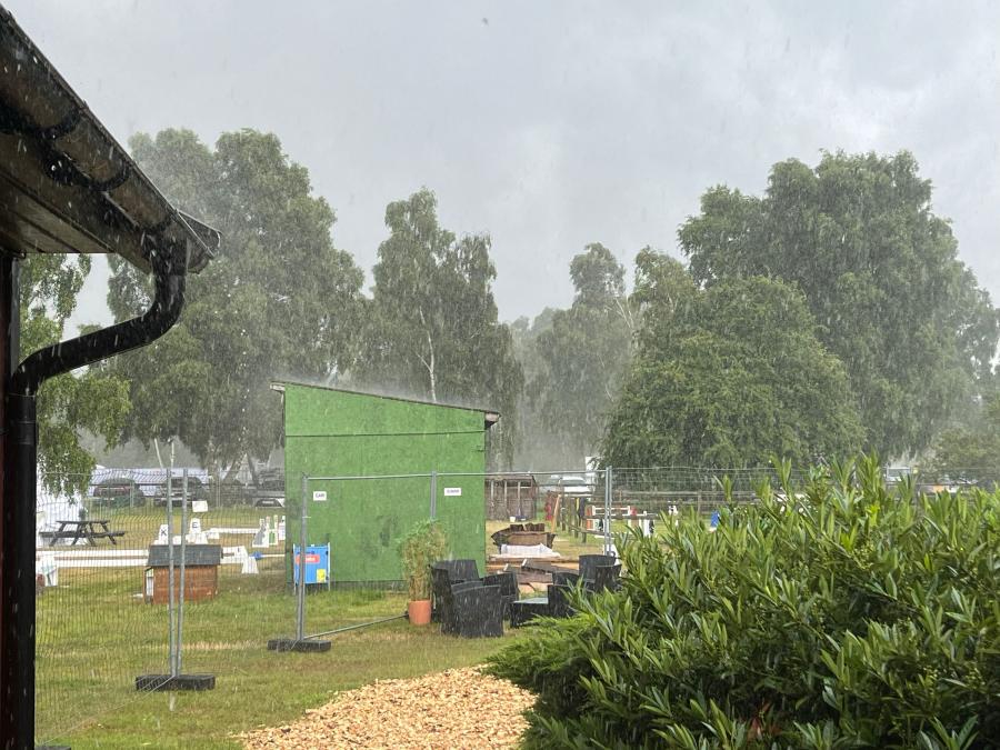 Regnet vräker ner vid presscentret. Foto: Ida Lindemann