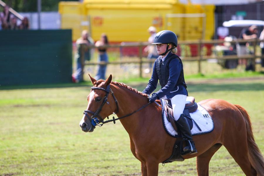 Jonna Alveheim med sin ponny i finalen av LeMieux Pony Equitation. Foto: Clara Wallin