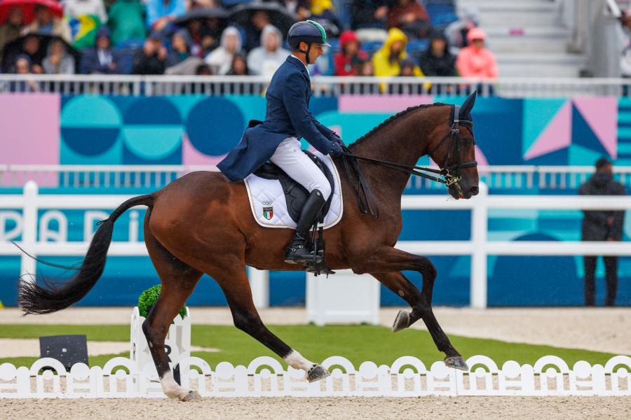 Emiliano Portale från Italien är utesluten från OS då hans häst blödde ur munnen. Foto: Tomas Hocbecher