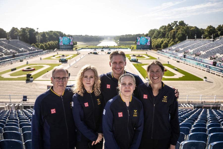 Förbundskapten Bo Jenå med det svenska laget i dressyr. Foto: Maxim Thore/Bildbyrån