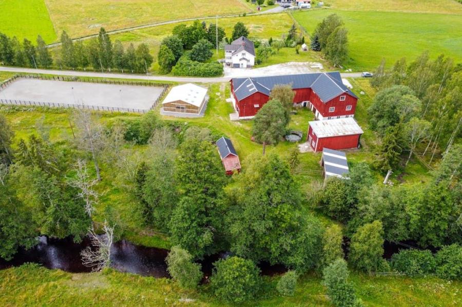 Charmig hästgård med moderna faciliteter