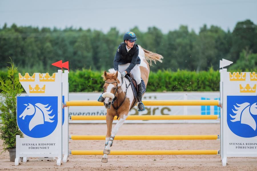En av ryttarna till Nations Cup-finalen är Liam Nilsson. I somras tog han guld i ponny-SM. Arkivfoto: Ida Lindemann