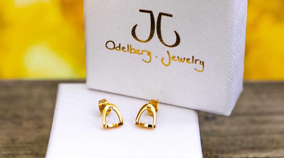 Vinn stigbygelörhängen i guld