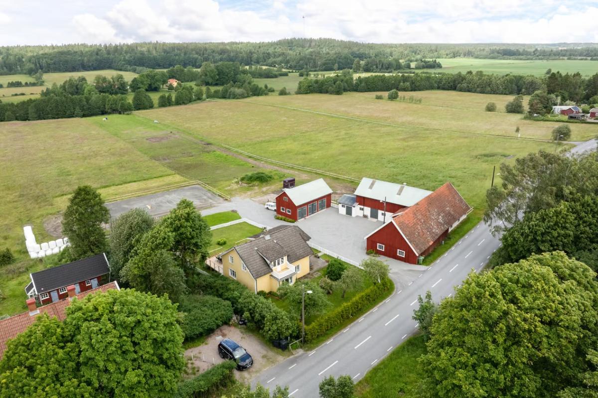 Hästgård utanför Alingsås med mycket mark 
