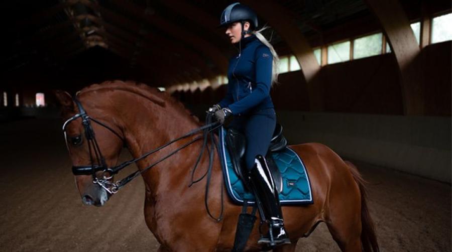 Cecilia Bergåkra Berglund: "För mig är det en del i min utveckling som professionell ryttare att lära mig sköta ett samarbete med ett företag. Och jag tycker att Equestrian Stockholm passar min image, då märket är modernt, innovativt och miljösmart."