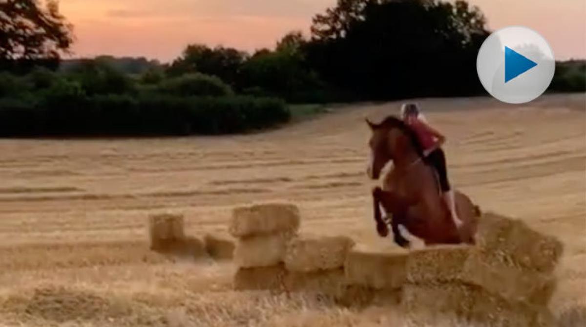 <p>Visst är det härligt med galopp över stubbåkrar? Den här tjejen toppar upplevelsen med att hoppa över ett hinder gjort av halmbalar.
