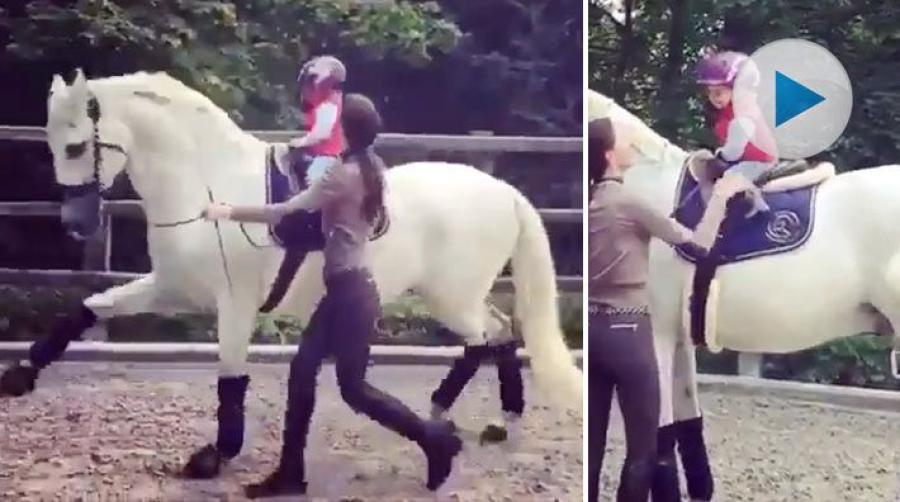 Alizee Froment är känd för sina uppvisningar med Grand Prix-dressyr helt utan huvudlag. Här får hennes lilla dotter testa "ponnyridning extra allt”.