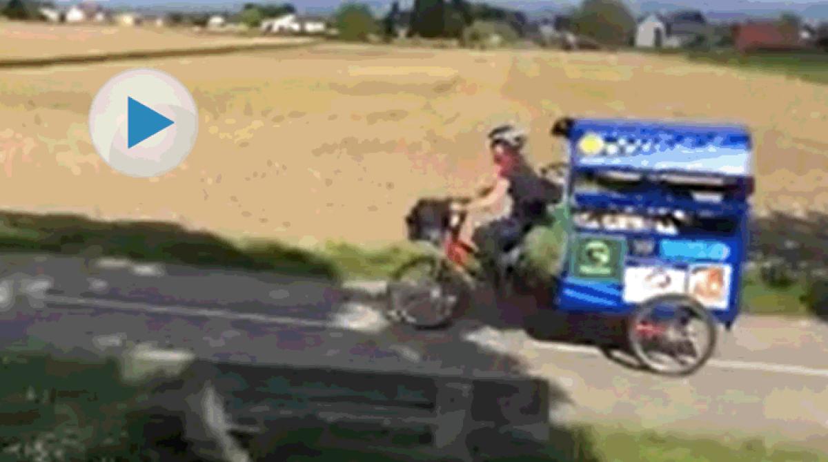 <p>Emma Massingale cyklar runt Europa med sina miniatyrhästar i ett släp bakom cykeln. Detta för att samla in pengar till välgörenhet, och få folk att le. </p>