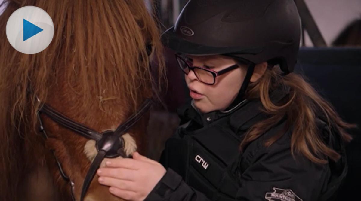 I det andra avsnittet av Folkspels nylanserade serie "Eldsjälar", får vi följa med till Göteborgs handikappridklubb. Se klippet i Hippson-TV.