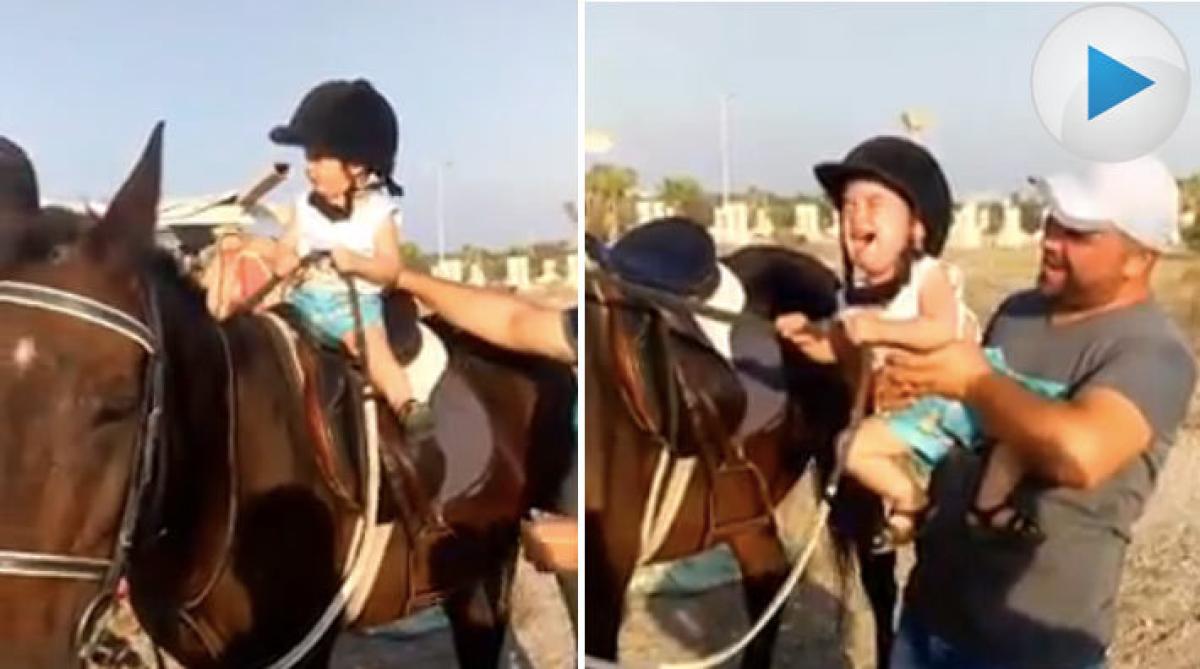 <p>Det här lilla barnet vet vad det vill, rida. När det är dags att sitta av den extremt snälla hästen blir det gråt, skrik och ett krampaktigt tag om tygeln.</p>