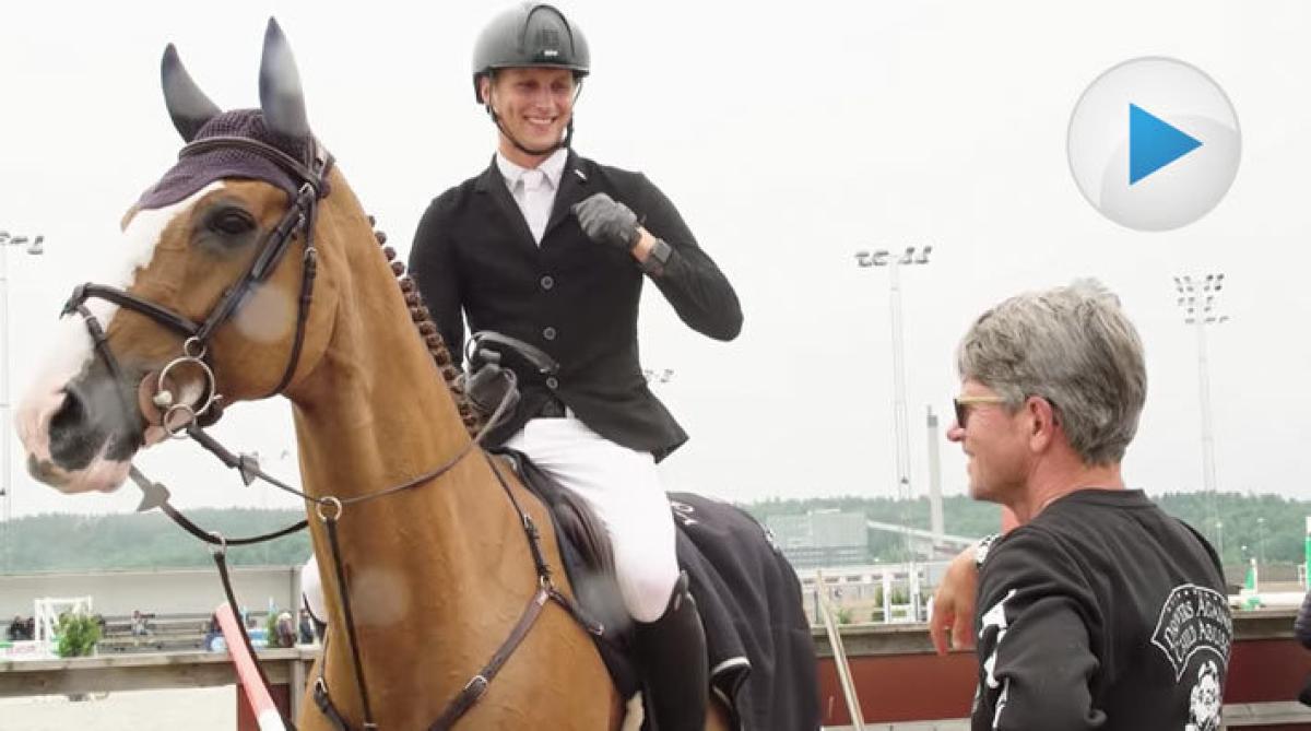 Se tredje avsnittet av The Ride med Carl Hedin: "Tänk om de pekar och skrattar åt mig?"