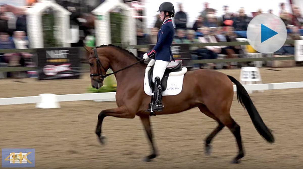 Charlotte Dujardin rider dressyrprogram under lättridning