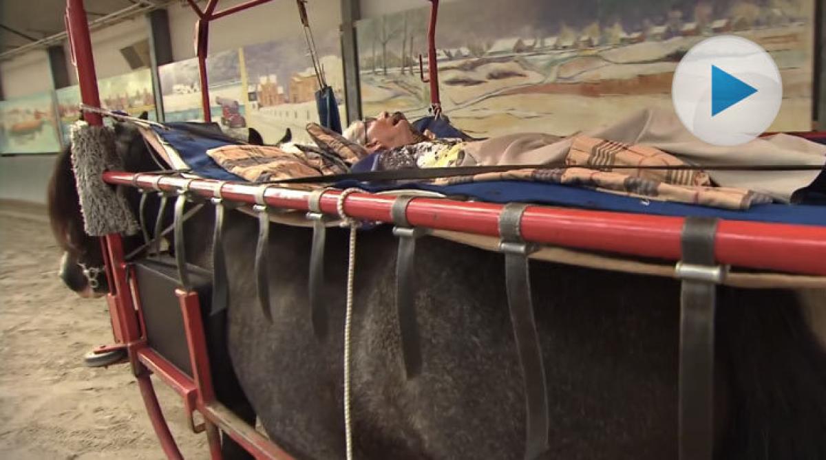 87-åriga kvinnan får känna hästens skritt en sista gång