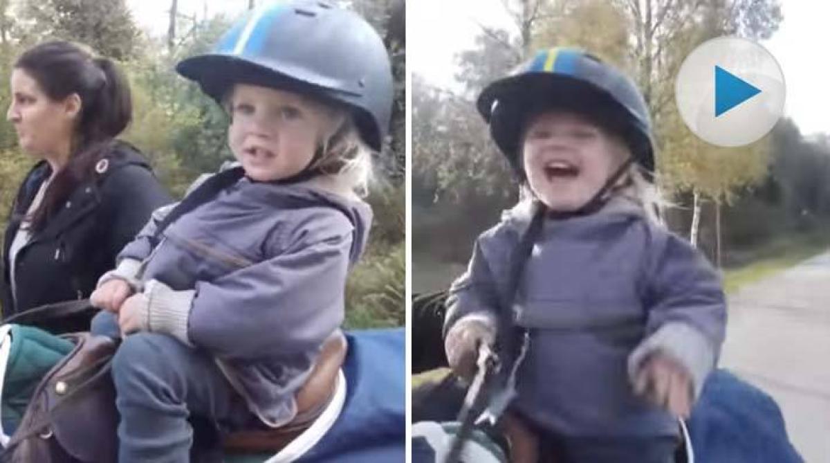 Lycka när Hjördis – 1,5 år – rider för första gången