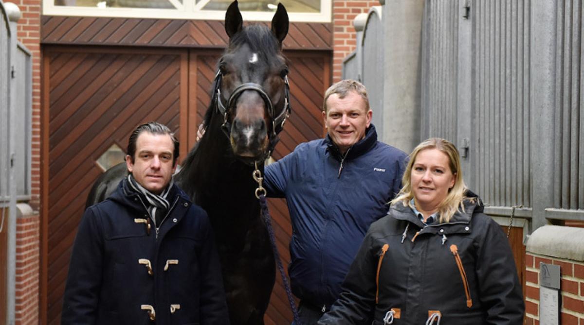 Blue Hors Farrell ses här tillsammans med Malin Cohlin och Florian Darcourt från Lövsta stuteri och Esben Møller, manager på Blue Hors. Foto: Blue Hors