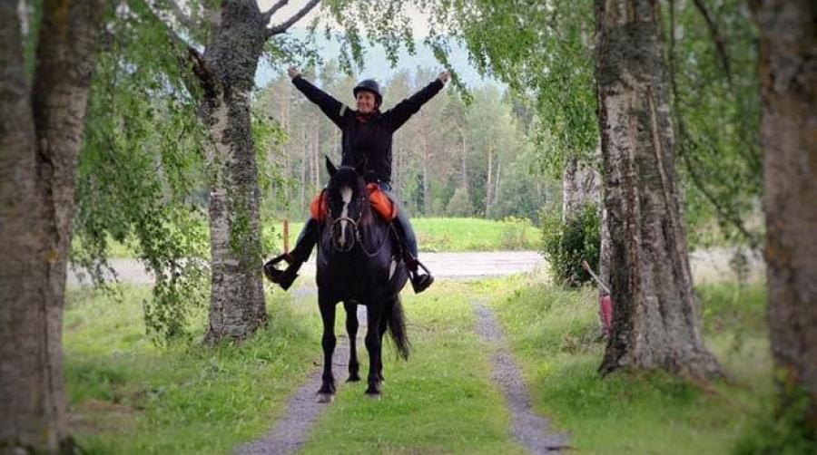 Katarina Bergner Åhlén och hennes häst Grann var ett av de ekipage som deltog i utmaningen. Här rider de i mål med glada miner. Foto: Ingvar Bergner