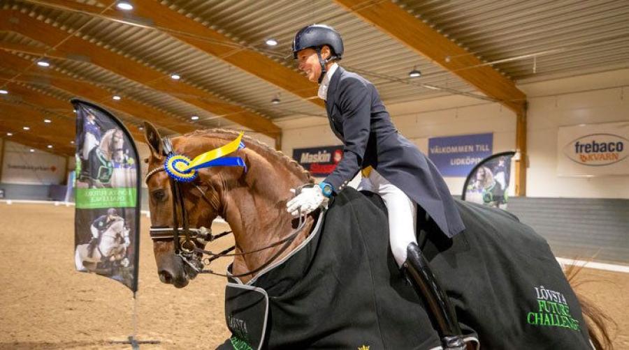 Ebba von Essen vann i Lidköping och är kvalad till finalen med fina stoet Dora. Foto: Roland Thunholm