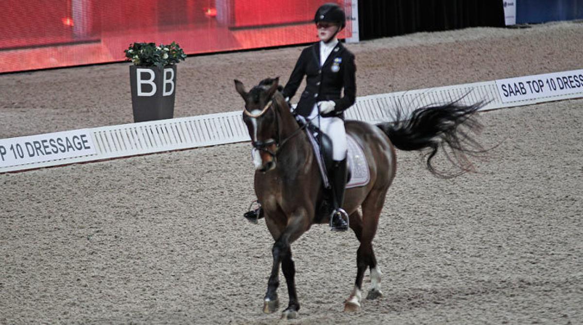 Amanda hade laddat med glitter på både pannband och sporrskydd inför finalen.