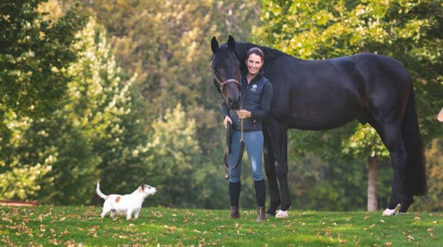 Caroline tillsammans med är Fortnite 1411, bruksprovsvinnare 2020 med Linnea Cöster. 13-åriga jack russeln Bianca vill också vara med på bild.
