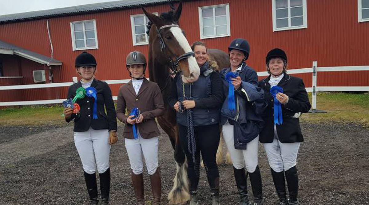 <i>Vara HSK:s division III-lag bestod av Emelie Johansson/Jutta Halsnaes, Frida Gryttborn/Freedom Independence, Annica Nyholm/Sioroodnoot, Yvonne Eliasson/Alexis och Emma Elfstrand/Halebop.</i>