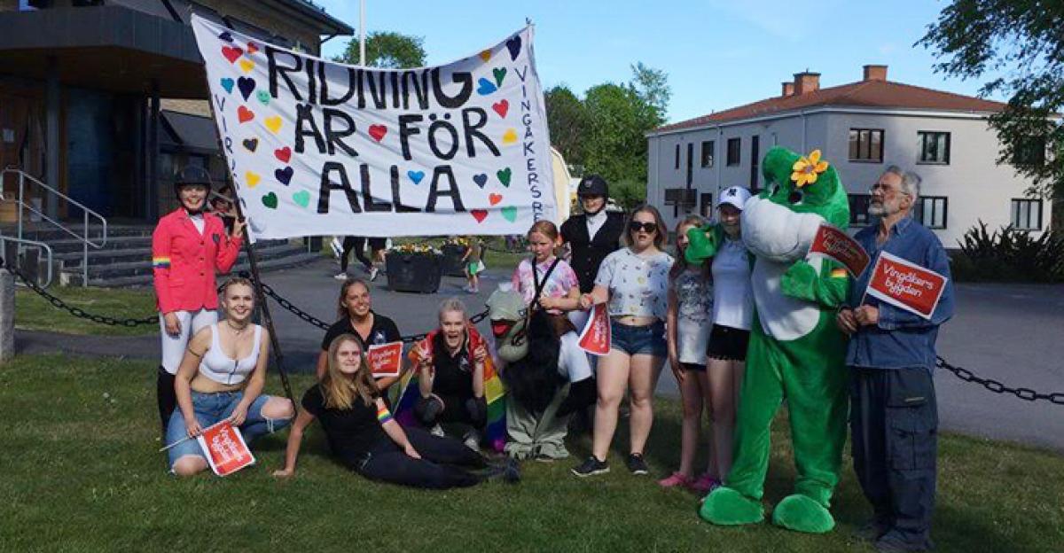 <i>Vingåkers RF deltog i mångfaldsparaden tillsammans med maskoten Grodan.</i>