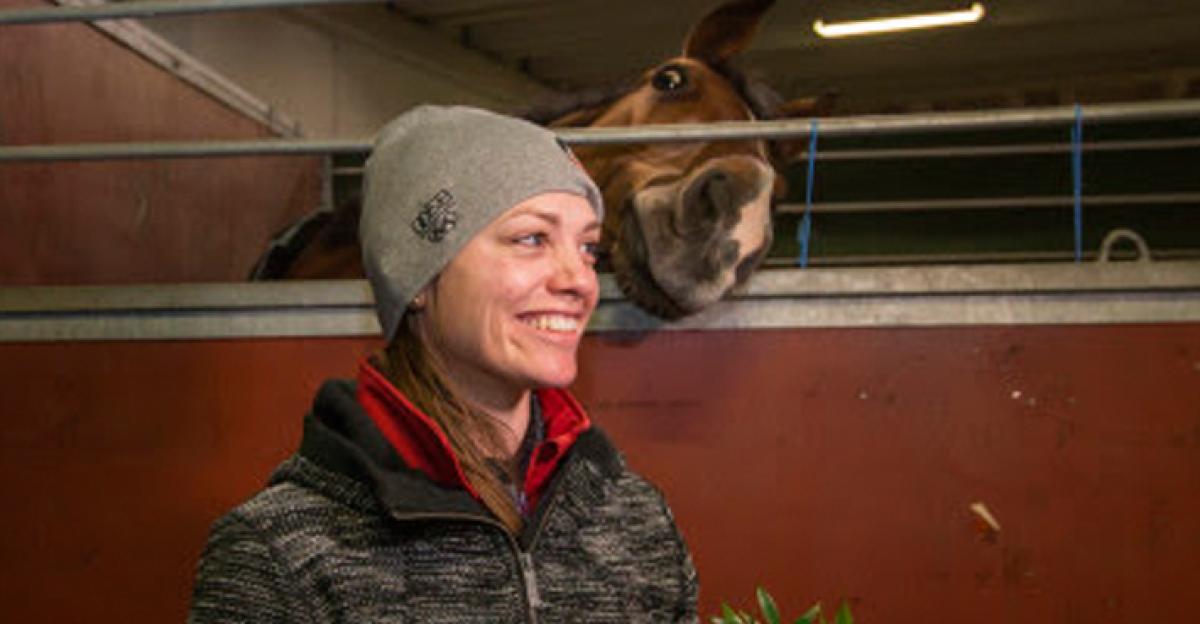 <i>Kay Neatham med sin arbetskamrat. Foto: GHS/Roland Thunholm </i>