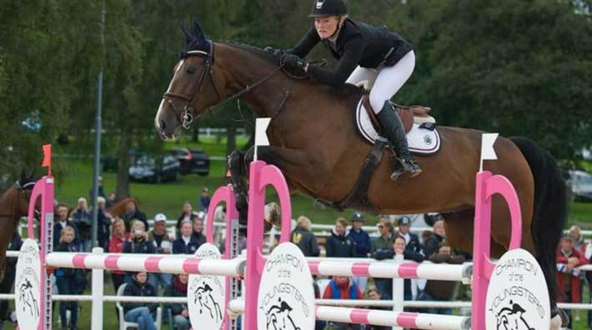 Emma Emanuelsson kommer till Skövde med flera hästar.