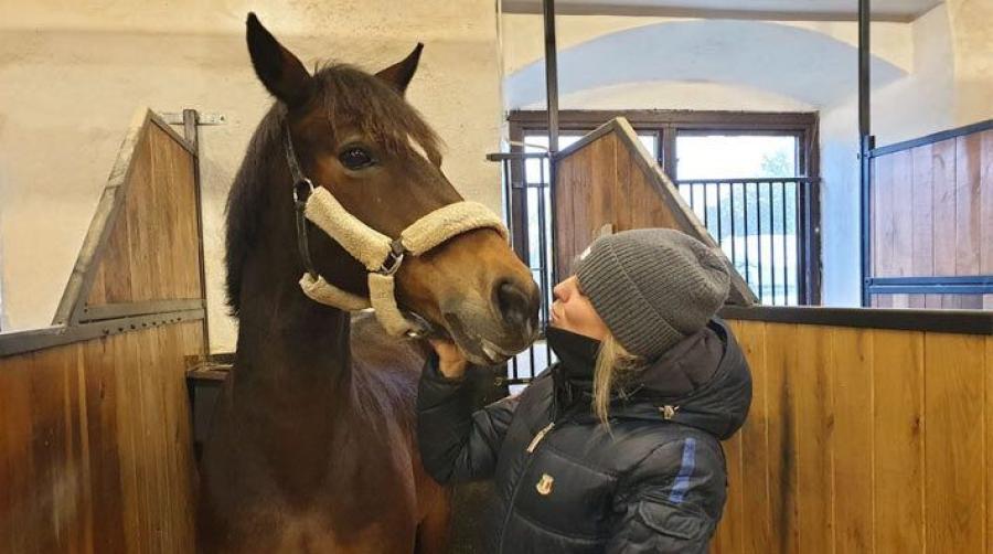 Klara Johansson har tack vare Hippocrates Academy fått mer tid för hästarna på ridskolan.