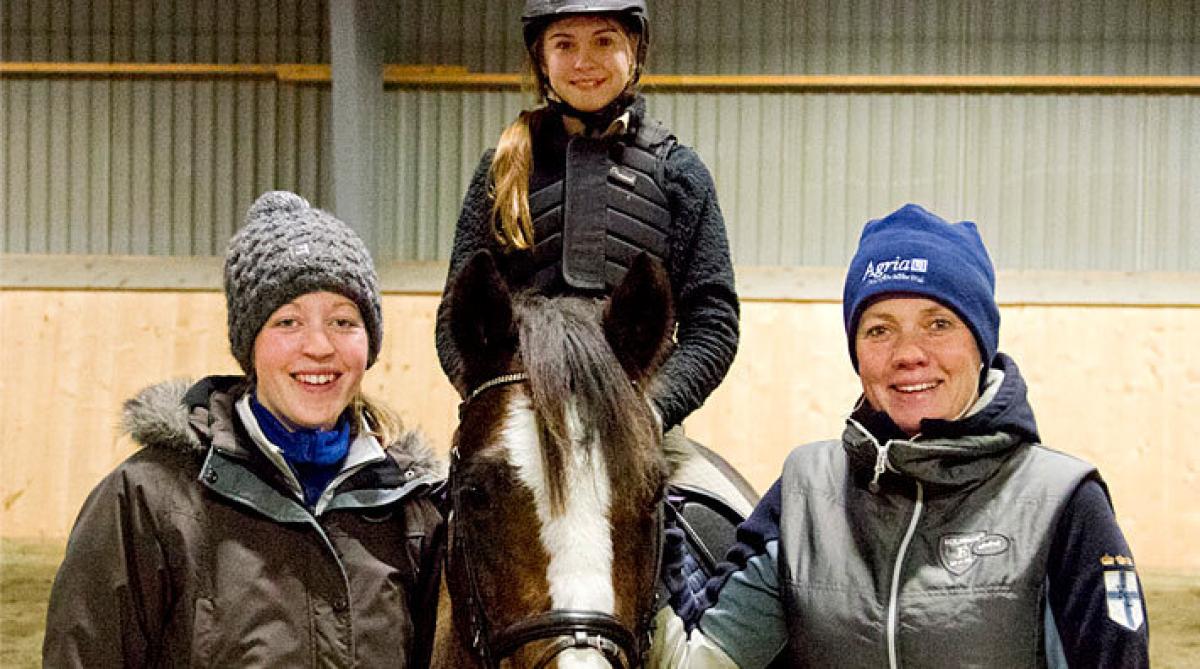 <i>Ett av ponnyekipagen flankerat av Caroline Stenlund och Maria Kjellberg Bordahl. FOTO: Lotta Karlsson</i>