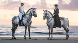 Astrid Hedmans veckor har varit fullsmockade med besök och tävling. Dessutom har hon hunnit med en ridtur på stranden – vilket förevigades av fotograf.