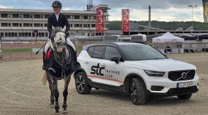 Sara Ekman avslutade maj månad med seger med Marco. Men det var lite struligt innan de fick startsignal, hon tackar mentala träningen för bibehållet lugn.