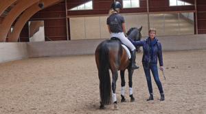 Kajsa Boström är van att stå i ridhus och instruera ryttare. Men nu ska hon ut på okänt vatten och medverka i en podd med Gry Forsell och Rebecka Lagin.