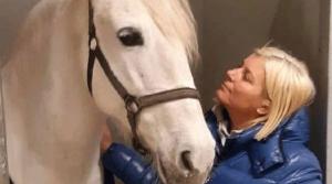 Rose-Maries sto Ester föll i transporten på E18 på väg hem. Det var halt, tung trafik dundrade förbi och stoet var skadat – då kom ett par riktiga hjältar.