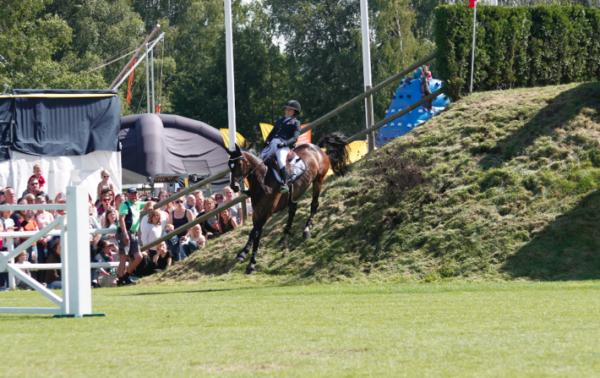 Norska Victoria Gulliksen fick hålla i sig när hon kom vid banken.
