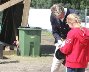 Patrik Kittel skriver autografer efter sin ritt.