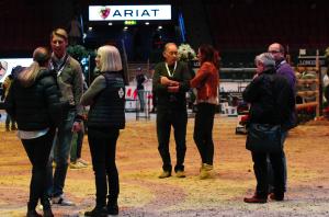 Dressyrryttarna väntar otåligt på bangång.