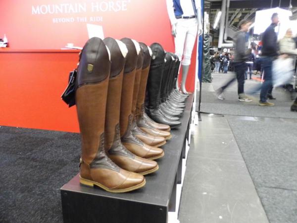 Hos Mountain Horse kan man prova ut rätt storlek på deras populära ridstövel, för att sedan få den hemskickad.