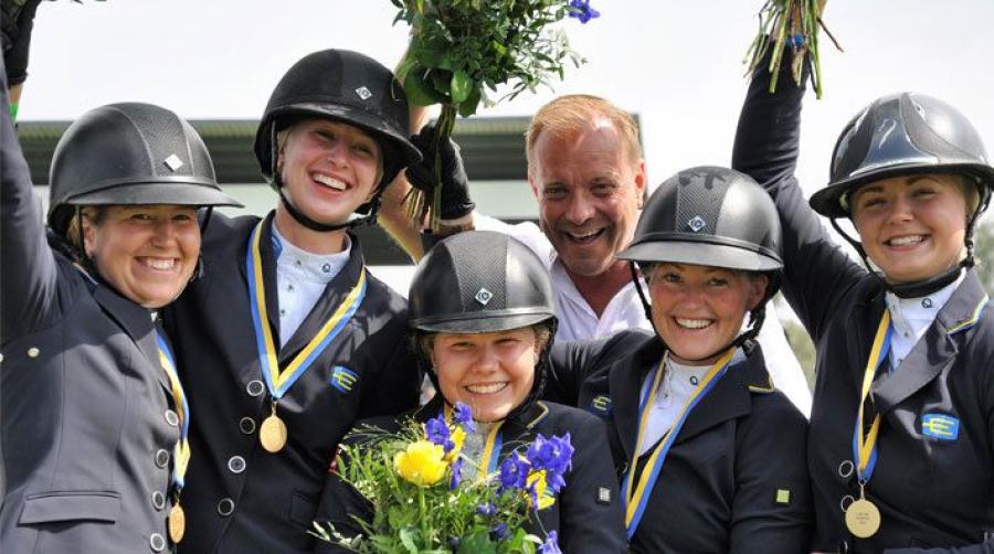 Guldlaget med Kajsa Björe, Filippa Enmark, Amanda Landeblad, Alice Tapper, Emma Emanuelsson och lagledare Ola Torstenson