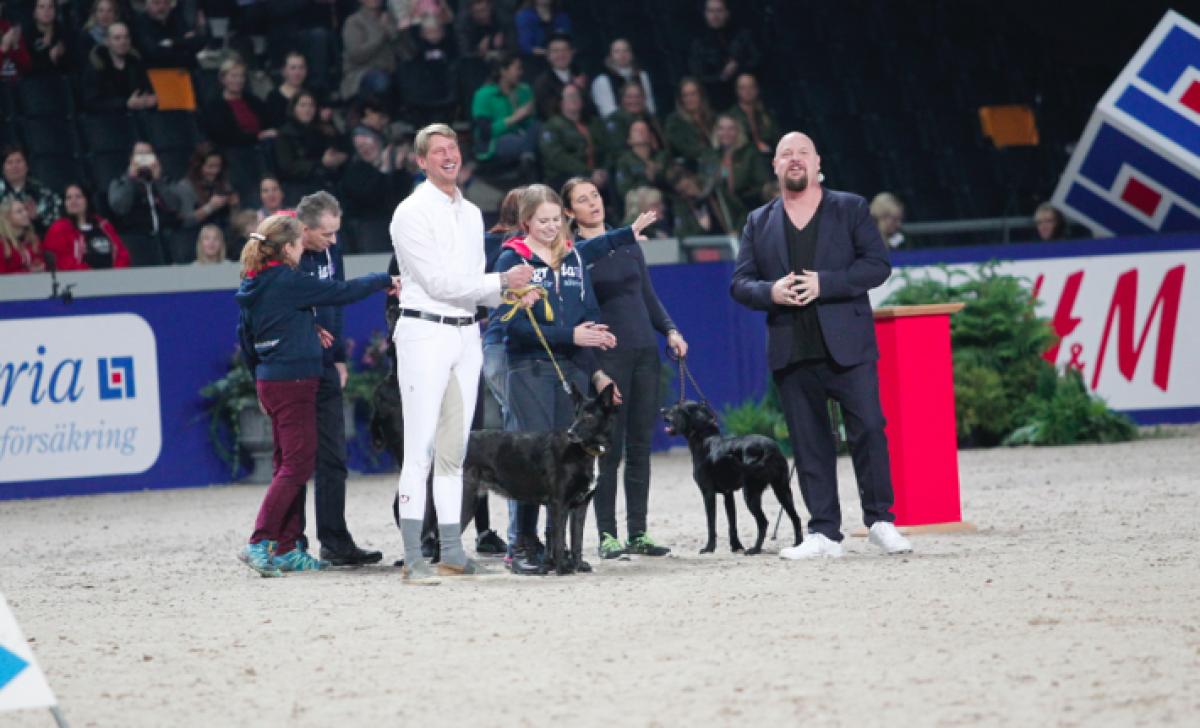 Anders Bagge kör pepptalk med Patrik Kittel inför första starten.