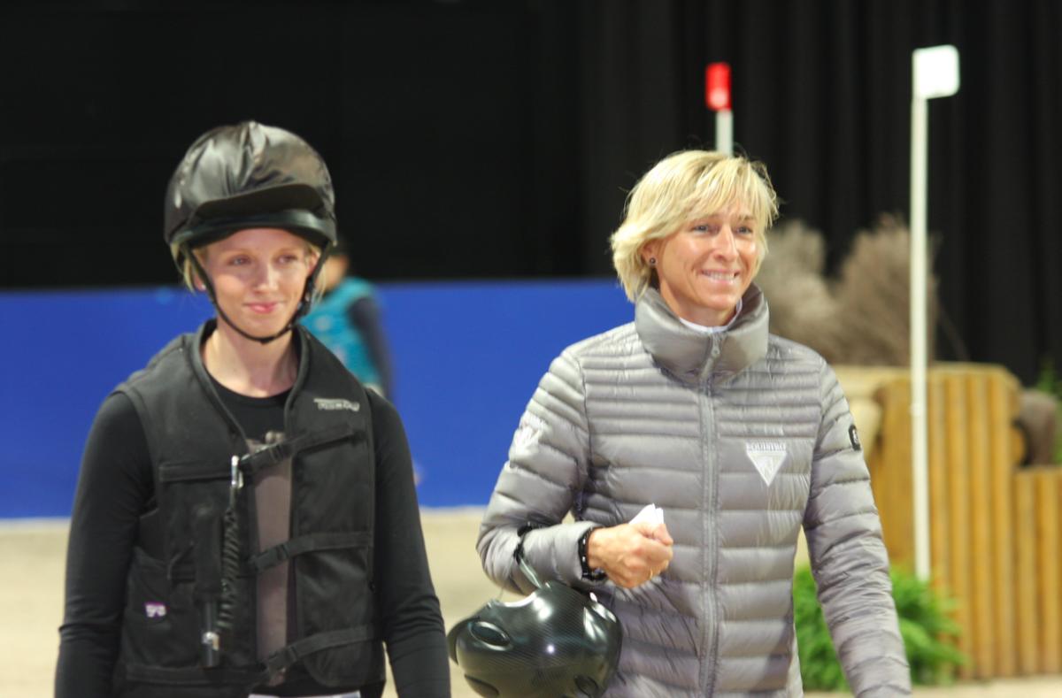 Tyska Anna Siemer och Ingrid Klimke går banan.