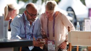 Pether Markne och Lotta Björe diskuterar.