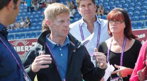 Tysklands rutinerade Marcus Ehning guidade media runt torsdagens bana.