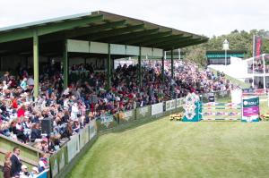 Fullsatt på läktaren inför klassen.