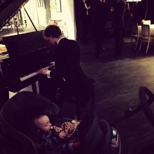 På cocktailparty på Gina Tricots huvudkontor. Bill somnar fint till flygelns toner. Så coolt kontor. Ni har inte missat det om ni kört förbi Borås.