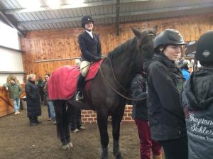 Dottern är på väg in för en vinnande runda på Kahlua som hon precis har träffat.