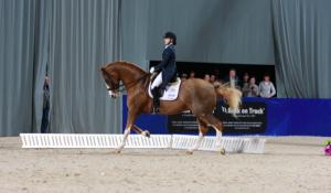 Emelie Brolin med sin Briman inne på banan.