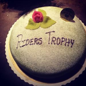 Peder vann. Förra omgången av Riders Trophy. Segrar firas med tårta i stallet. Good and bad.