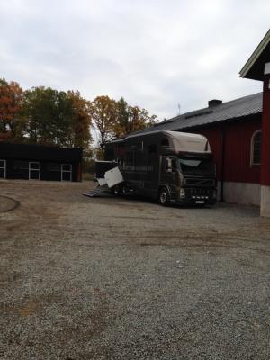 Lastbilen står redo för avfärd hemma på Segersta gård.